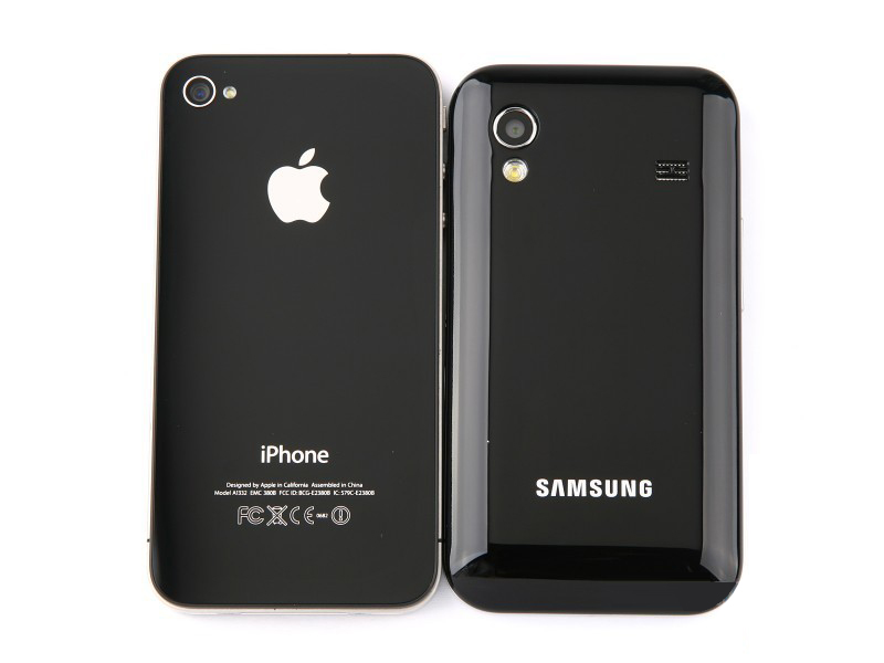 Samsung Galaxy Ace vs iPhone back