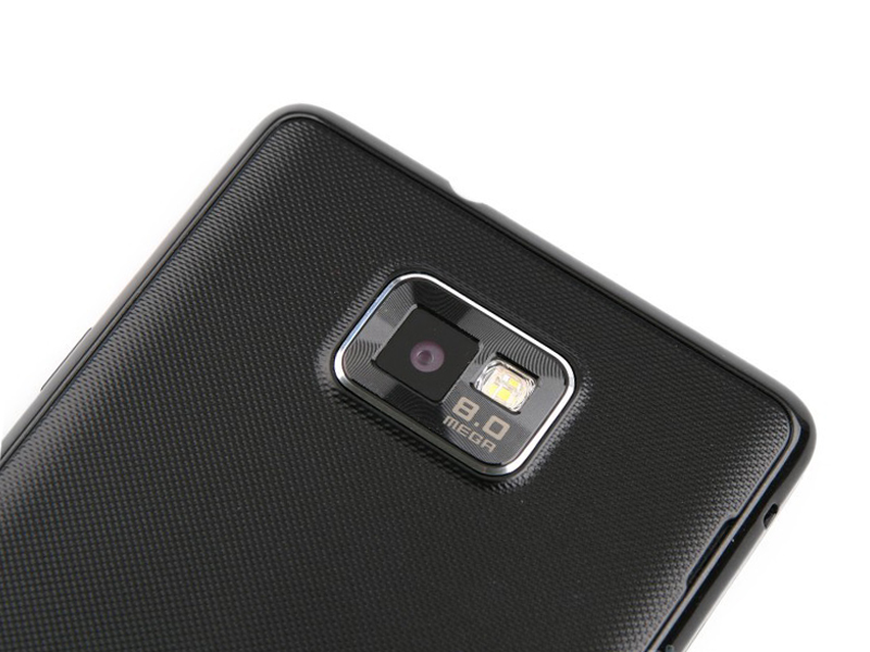 камера на задней панели Samsung Galaxy S II