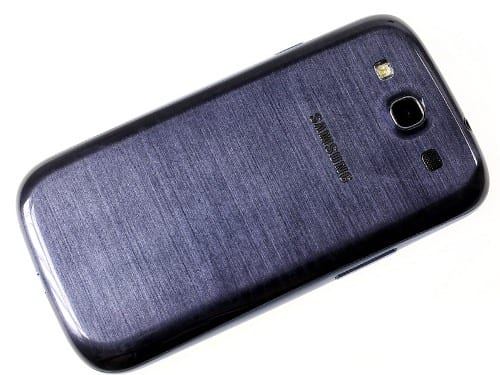 Samsung Galaxy S III - вид сзади